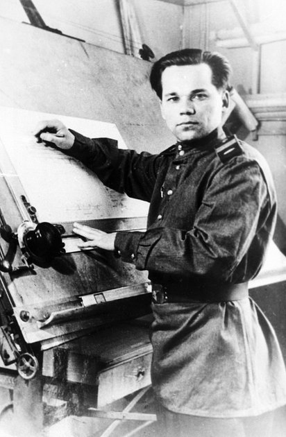 Старший сержант Михаил Калашников во время работы над проектом автомата АК-47, 1947