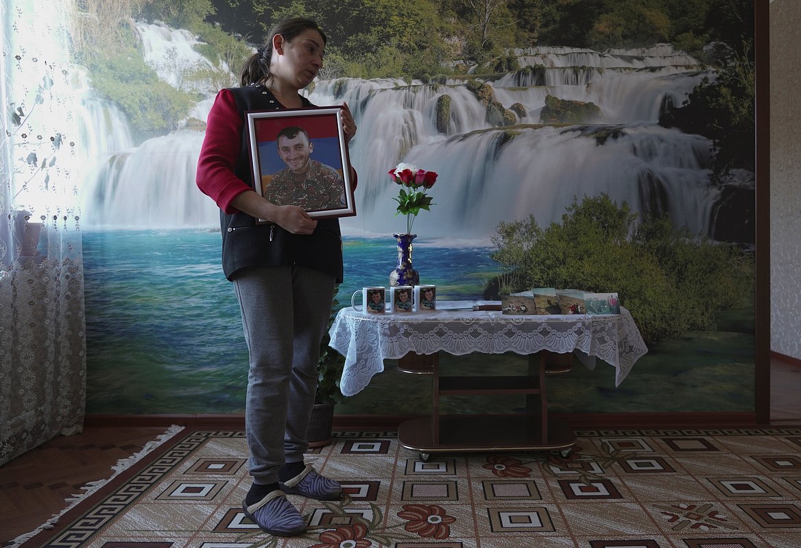 Минара Габриелян держит портрет своего брата, погибшего в бою в ночь заключения соглашения о перемирии между Арменией и Азербайджаном, село Тагавард, 11 января 2021 года