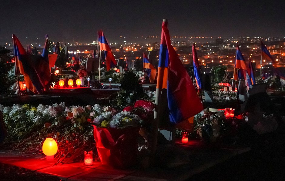 Вид на военный пантеон Ераблур накануне общеармянского общенационального траура в память о погибших в конфликте в Нагорном Карабахе, Ереван, 18 декабря 2020 года