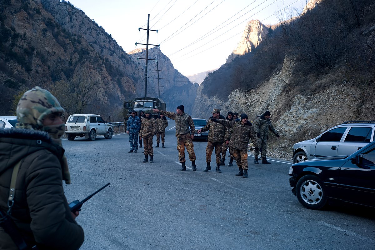Солдаты регулируют движение в Нагорном Карабахе до передачи Азербайджану Карвачара (Кельбаджара) 14 ноября 2020 года