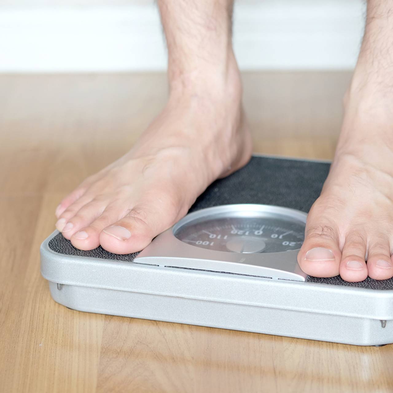 Весы на месяц мужчина. Весы 41 кг. 41 Кг на весах. 70 Кг на весах фото. Man on Scale.