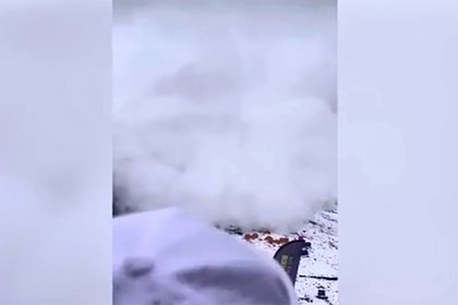 Туристы сняли на видео сход лавины и успели убежать