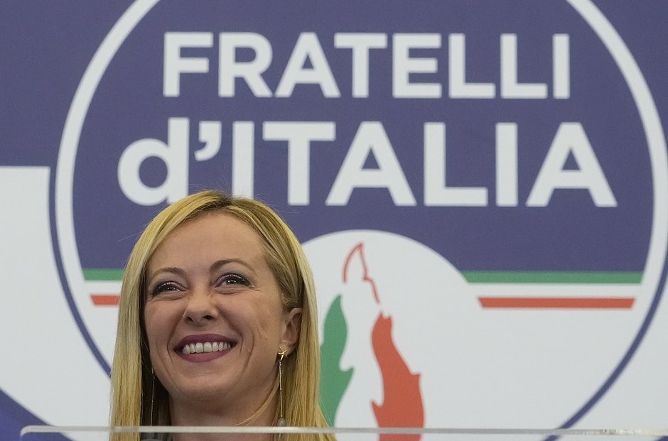 Лидер «Братьев Италии» Джорджа Мелони разговаривает с журналистами в избирательном штабе партии, 26 сентября 2022 года