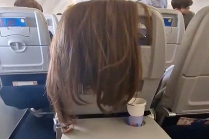 Пассажирка самолета положила свои волосы в кофе попутчицы и была обругана в сети