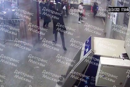 В Москве неизвестный бросил петарду в банкомат и попал на видео