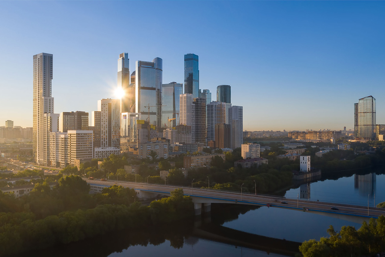 Манхеттен отдыхает. В центре Москвы строится комплекс жилых небоскребов.  Почему там стоит купить жилье прямо сейчас?: Город: Среда обитания: Lenta.ru