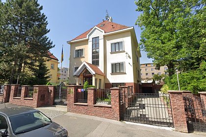 Неизвестный облил посольство Украины в Праге красной краской