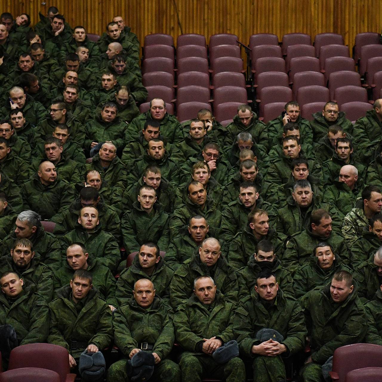 После выборов ждать мобилизацию в 2024. Армия 300 тысяч человек. Армия из 1000 человек. Армия Новосибирск. 300 Тысяч человек фото.