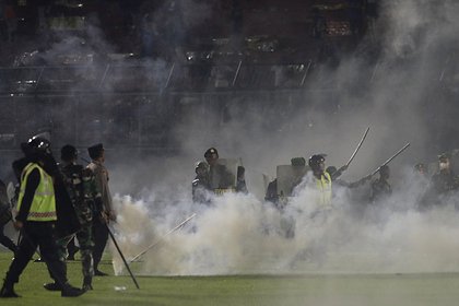 Стали известны подробности гибели людей в давке на стадионе в Индонезии