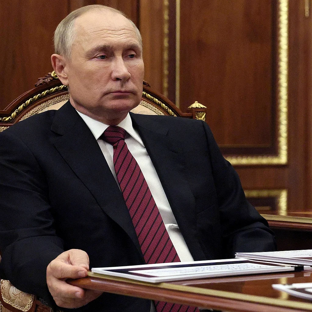 Putin yeni regionlar yarandıqdan sonra Konstitusiyanın dəyişdirilməsi haqqında fərman imzalayıb