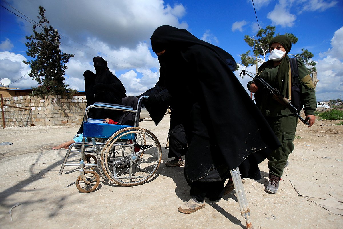Жена боевика ИГ с ребенком в инвалидном кресле. Лагерь «Аль-Холь» 
