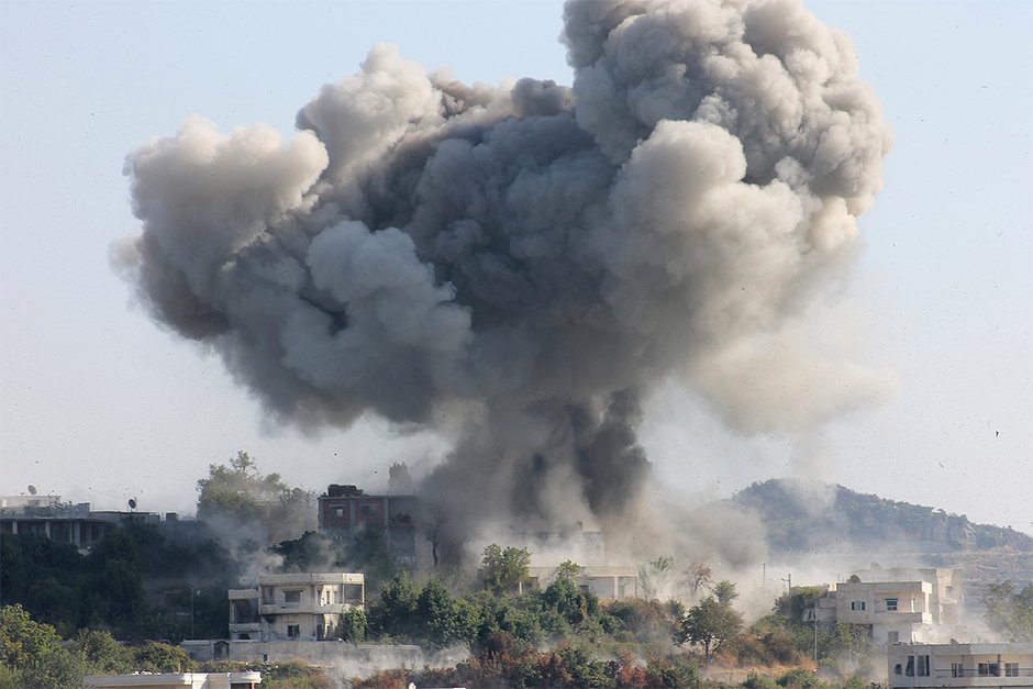 Дым после ударов проамериканской коалиции в провинции Латакия (Сирия). 17 августа 2013 года