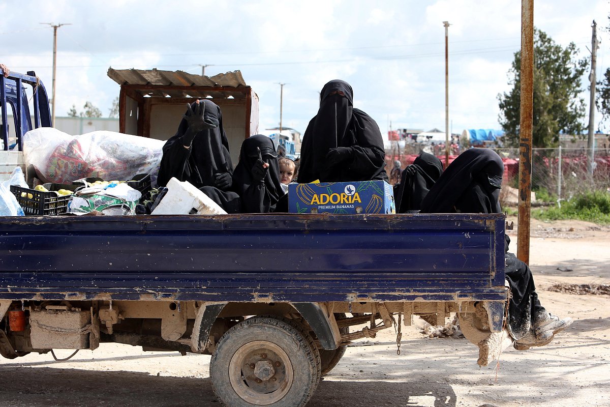 Пленницы лагеря «Аль-Холь» в кузове грузовика