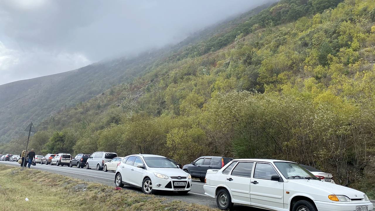 В Госдуме предложили забирать брошенные на границе автомобили россиян:  Политика: Россия: Lenta.ru