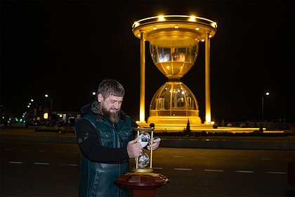 В Грозном появились гигантские песочные часы