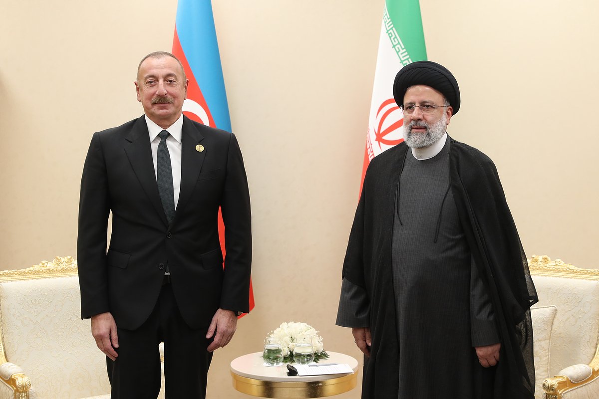 Президент Азербайджана Ильхам Алиев (слева) и президент Ирана Ибрахим Раиси