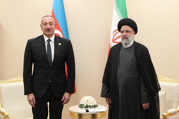 Президент Азербайджана Ильхам Алиев (слева) и президент Ирана Ибрахим Раиси. Фото: Presidency of Iran / Getty Images