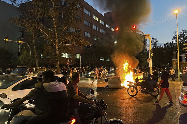 Беспорядки в Тегеране, 19 сентября. Фото: AP