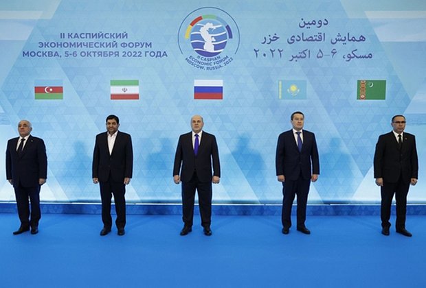 Совместное фотографирование глав делегаций стран-участниц II Каспийского экономического форума