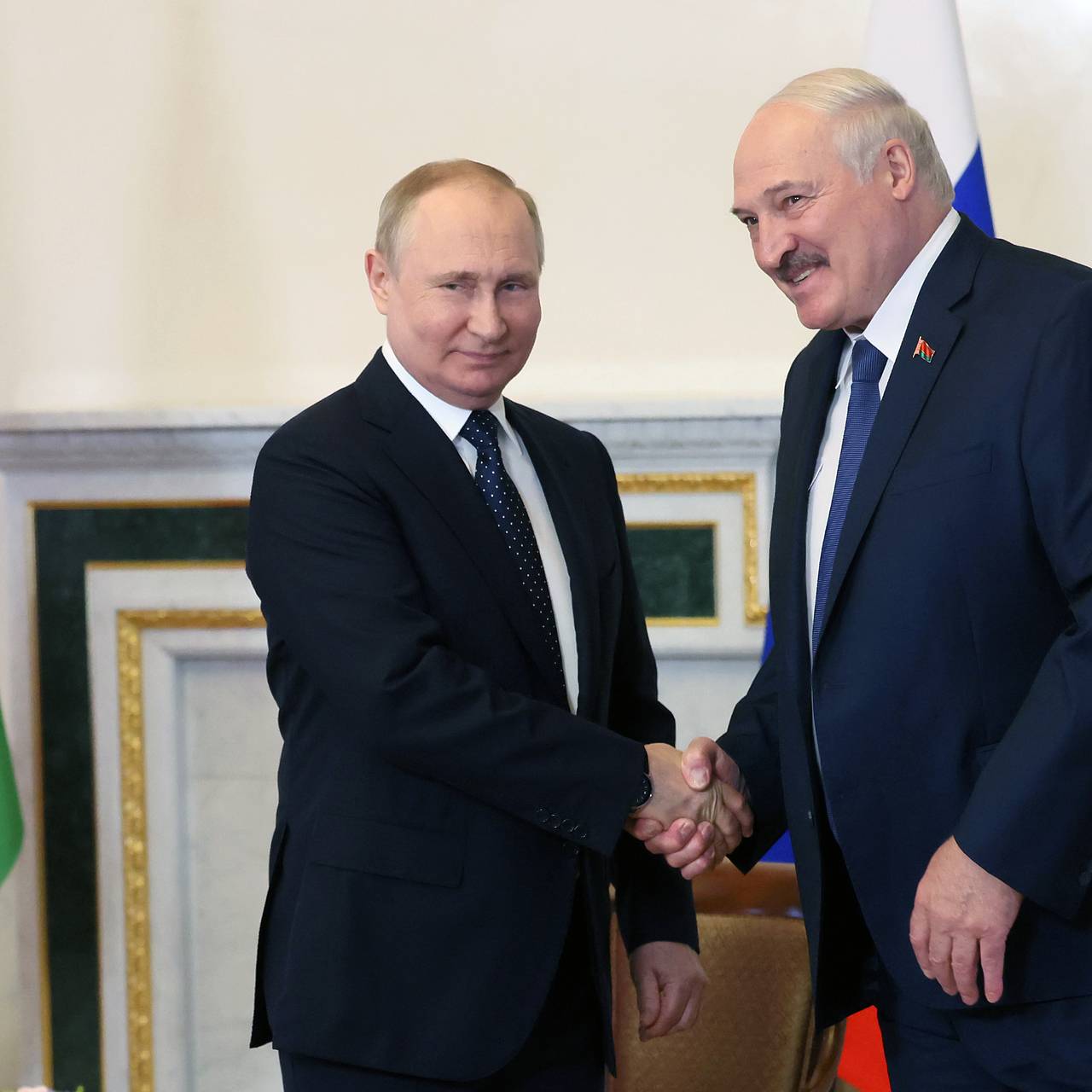 Лукашенко поздравил Путина с днем рождения | Новости мира | Известия | 