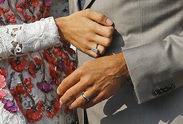 Помолвочный семикаратный бриллиант Амаль Клуни после свадьбы носила на правой руке