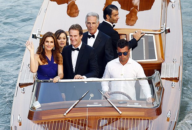 Синди Кроуфорд и Рэнд Гербер прибывают на свадьбу Клуни и Аламуддин в Венеции