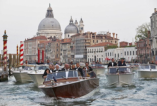 Кавалькада гостей свадьбы Джорджа Клуни и Амаль Аламуддин на Гранд-канале в Венеции