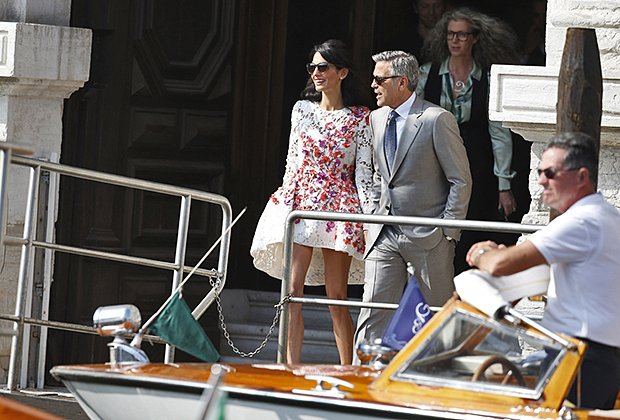 Джордж и Амаль Клуни наутро после дня бракосочетания у отеля Aman в Венеции