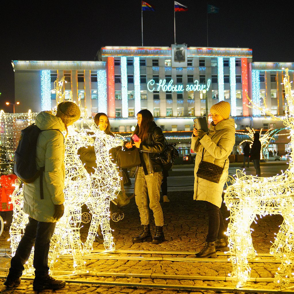 Новогодние праздники в калининграде. Новый год в городе. Новый год улица Россия. Женщина в новогоднем городе. Новый год в Турции.