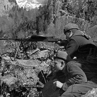 Советские пулеметчики на позиции на одном из перевалов Северного Кавказа, ноябрь 1942 года