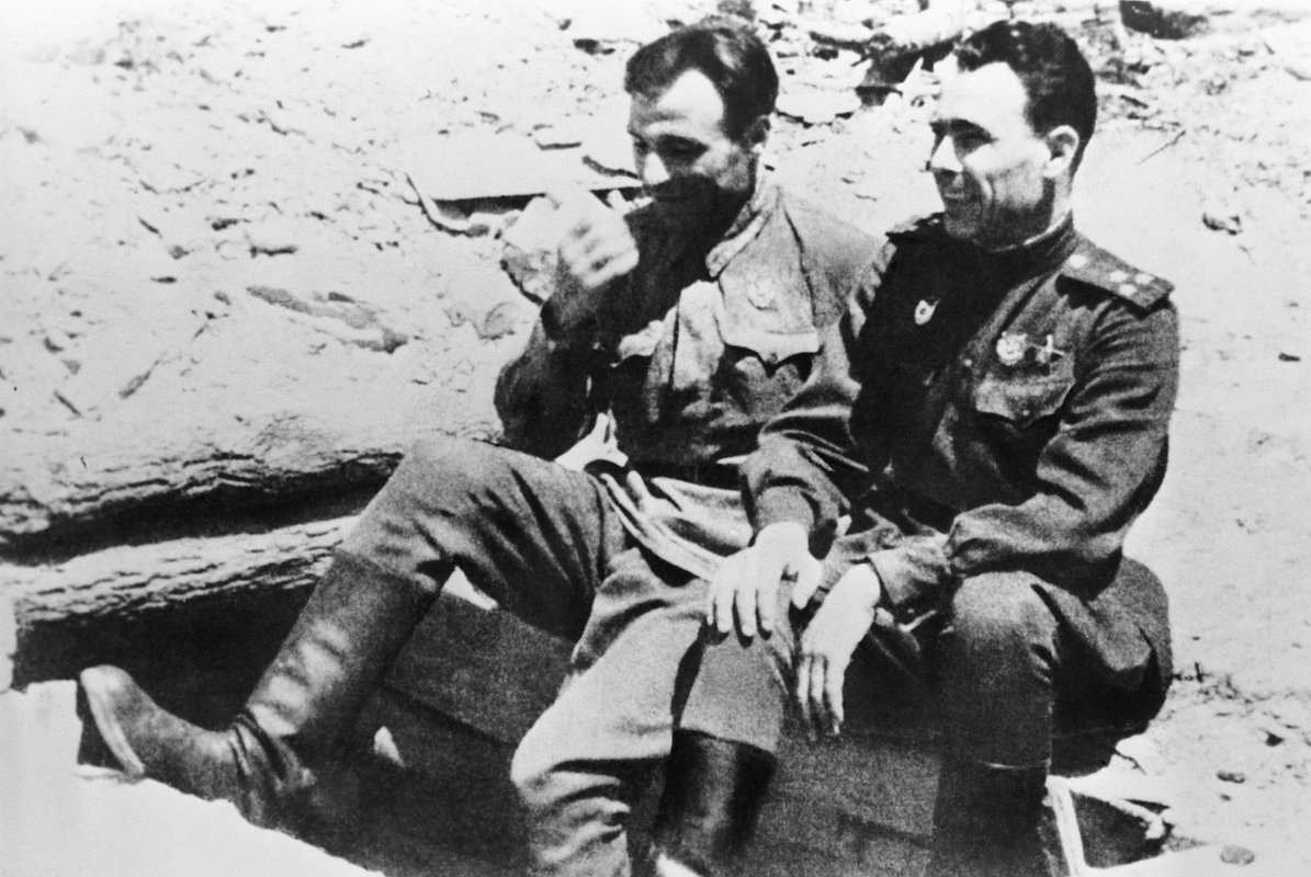 Полковник Леонид Брежнев (справа) и подполковник Авксентий Тихоступ накануне штурма Новороссийска в 1943 году