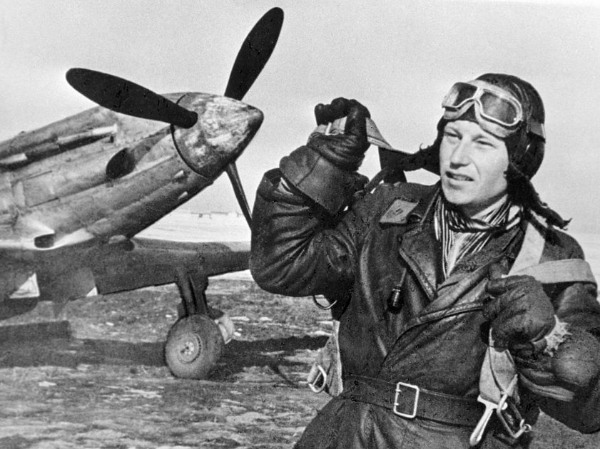 Александр Покрышкин у боевого самолета, 1942 год