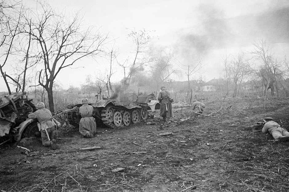 Советские пехотинцы ведут бой за село Гизель, ноябрь 1942 года