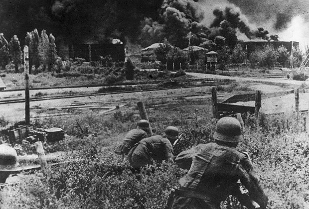 Немецкие солдаты наблюдают за подожженным нефтяным месторождением, 1942 год 