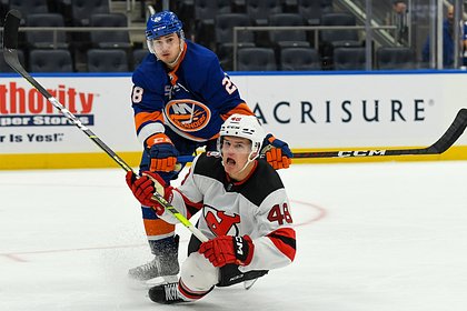 Российского игрока клуба НХЛ наказали за толчок соперника