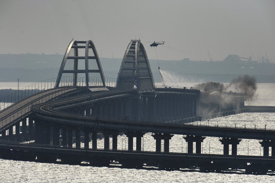 Вертолет тушит пожар на Крымском мосту, 8 октября 2022 года