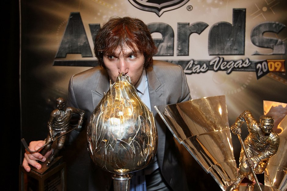 Александр Овечкин с трофеями НХЛ в 2009 году