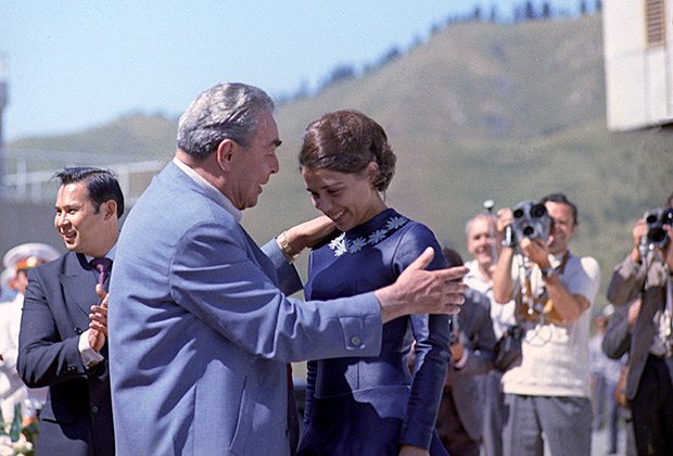 Генеральный секретарь ЦК КПСС Леонид Брежнев поздравляет Ирину Роднину с успешным выступлением на Чемпионате мира по фигурному катанию 1973 года 