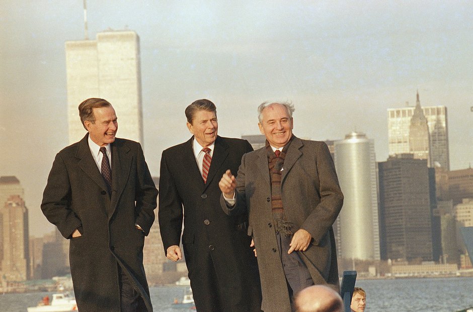 Михаил Горбачев с Рональдом Рейганом и Джорджем Бушем в Нью-Йорке, 1988 год