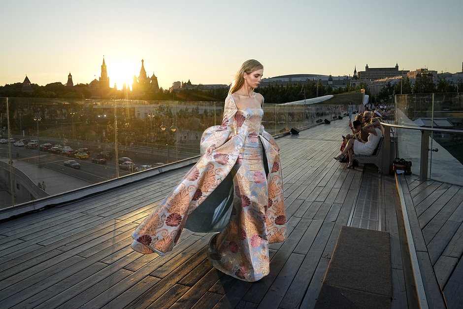 Показ новой коллекции одежды модельера Валентина Юдашкина на Московской неделе моды в парке «Зарядье», 2022 год