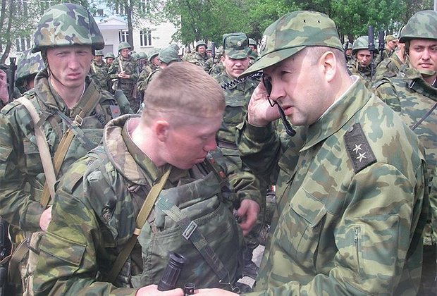 Генерал-лейтенант Сергей Суровикин (справа). 2014 год