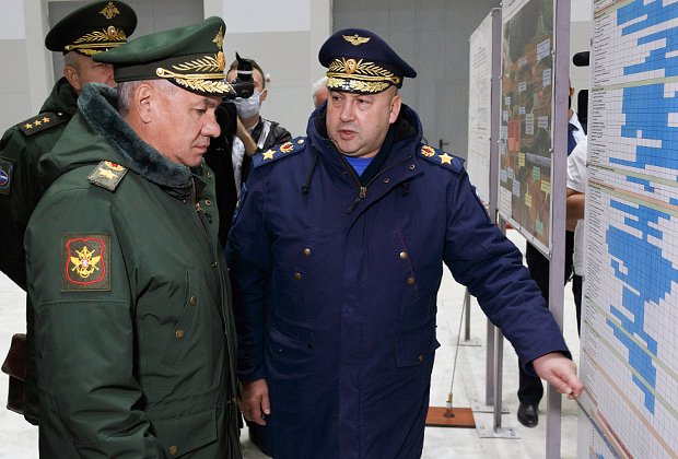 Министр обороны РФ Сергей Шойгу (слева) и главнокомандующий ВКС РФ Сергей Суровикин