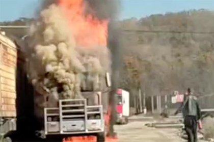 В российском регионе загоревшаяся фура подожгла поезд и попала на видео