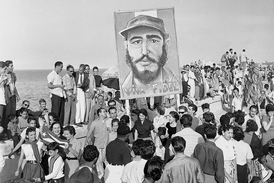 Сторонники лидера повстанцев Фиделя Кастро несут его портрет после свержения Фульхенсио Батисты. 8 января 1959 года, Гавана.