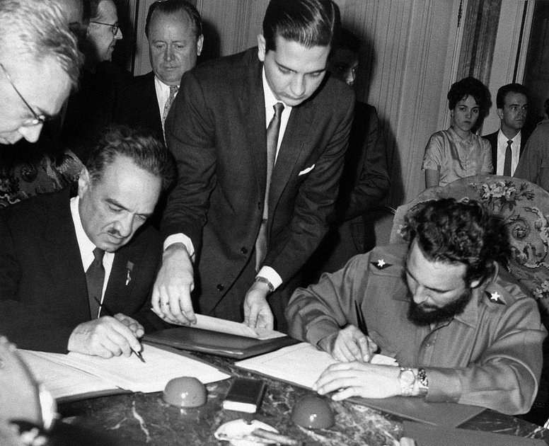 Первый заместитель Совета министров СССР Анастас Микоян и кубинский лидер Фидель Кастро подписывают соглашение о поставках тростникового сахара и предоставлении Кубе кредита в 100 миллионов долларов. 13 февраля 1960 года, Гавана. 