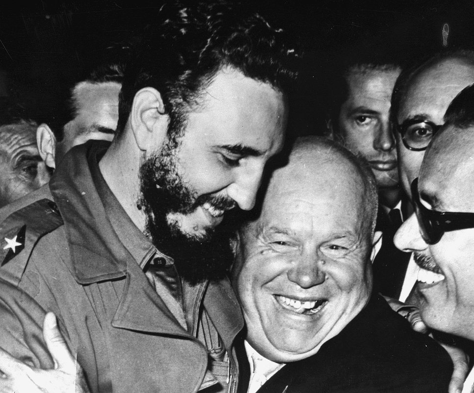 Первый секретарь ЦК КПСС Никита Хрущев и лидер кубинской революции Фидель Кастро на Генассамблее ООН, 20 сентября 1960 года.
