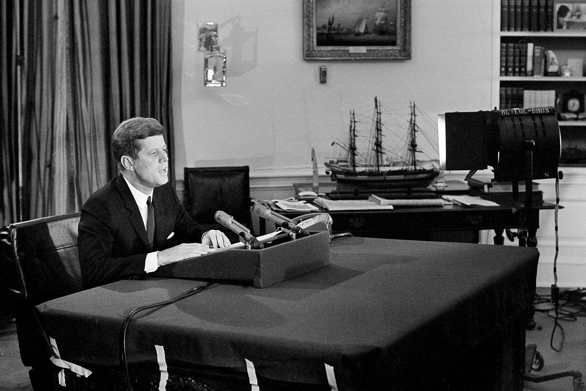 Президент США Джон Кеннеди объявляет о введении морской блокады против Кубы. 22 октября 1962 года, Белый дом. 