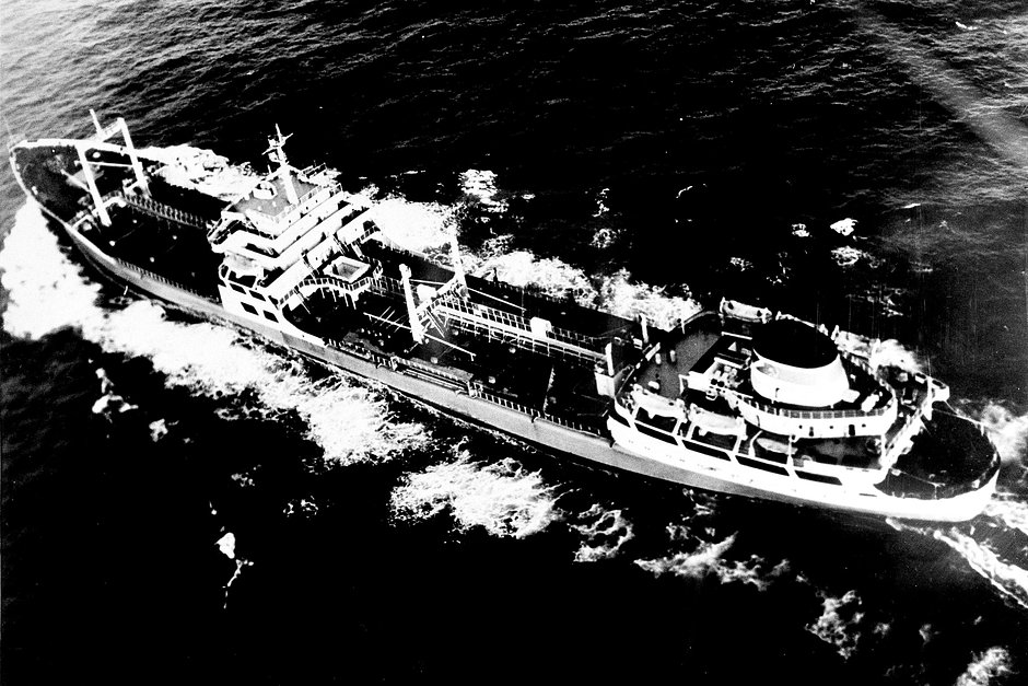 Советский танкер «Бухарест», следующий к берегам Кубы 25 октября 1962 года. ВМС США разрешили ему проход через морскую блокаду острова. 