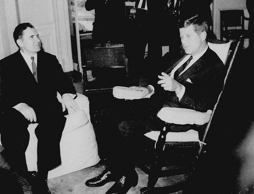 Встреча министра иностранных дел СССР Андрея Громыко с президентом Джоном Кеннеди в Белом доме 18 октября 1962 года.