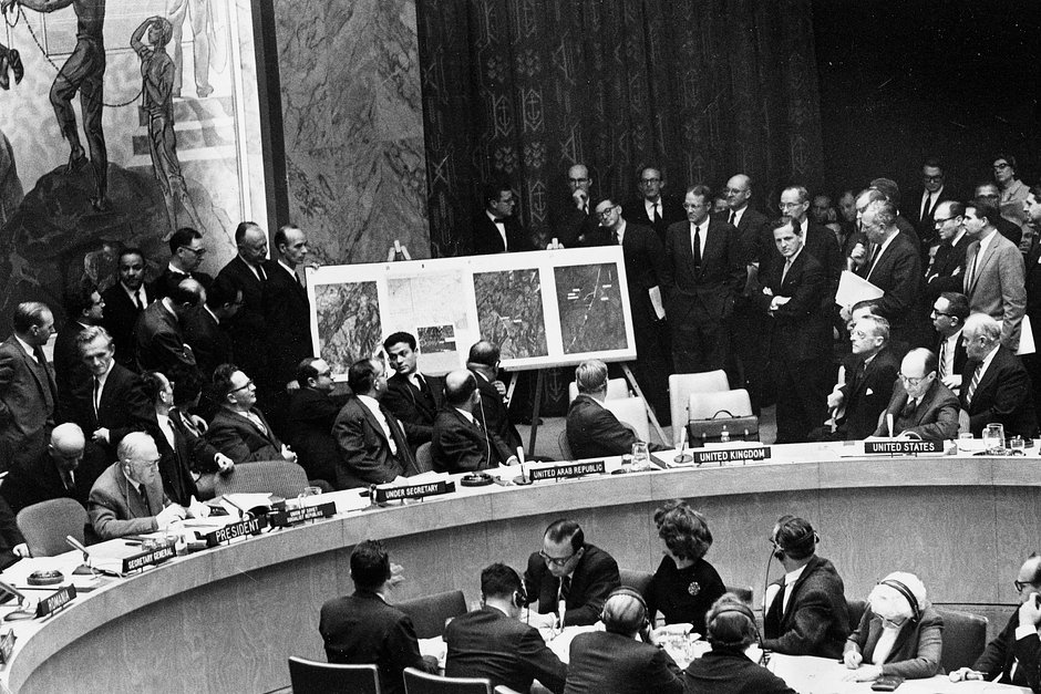 Постпред США в ООН Эдлай Стивенсон (второй справа) требует от советского делегата Валериана Зорина (первый слева) признать факт размещения ракет на Кубе.